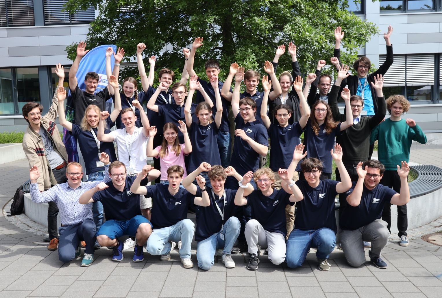 Gruppenfoto der Teilnehmenden der Finalrunde der Physikolympiade in Deutschland