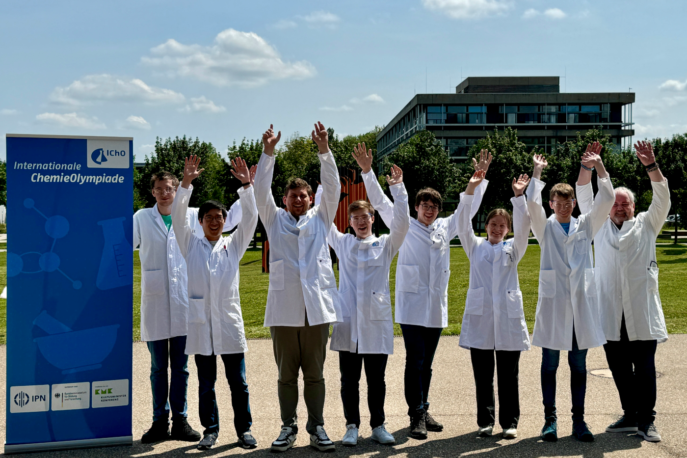 Das deutsche Team in Garching an der Technischen Universität München: v.l.n.r. Frederik Walter, Xincheng Miao (beide FChO), Tom Retzlaff (IPN Kiel), Timur Malikov, Konrad Jannes Köhler, Paulina Sievert, Magnus Güldenpfennig, Dr. Frank Witte (IPN Kiel).