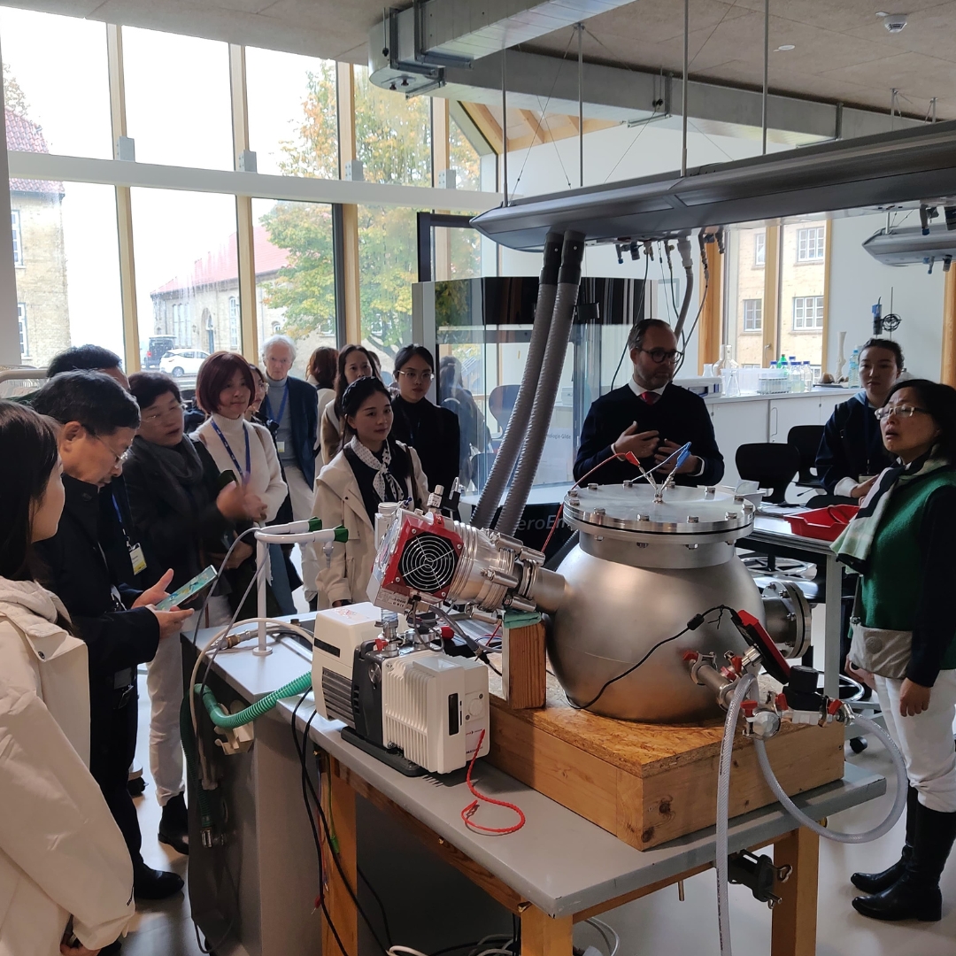 Eine Gruppe von Teilnehmenden beim Schulbesuch der Stiftung Louisenlund.