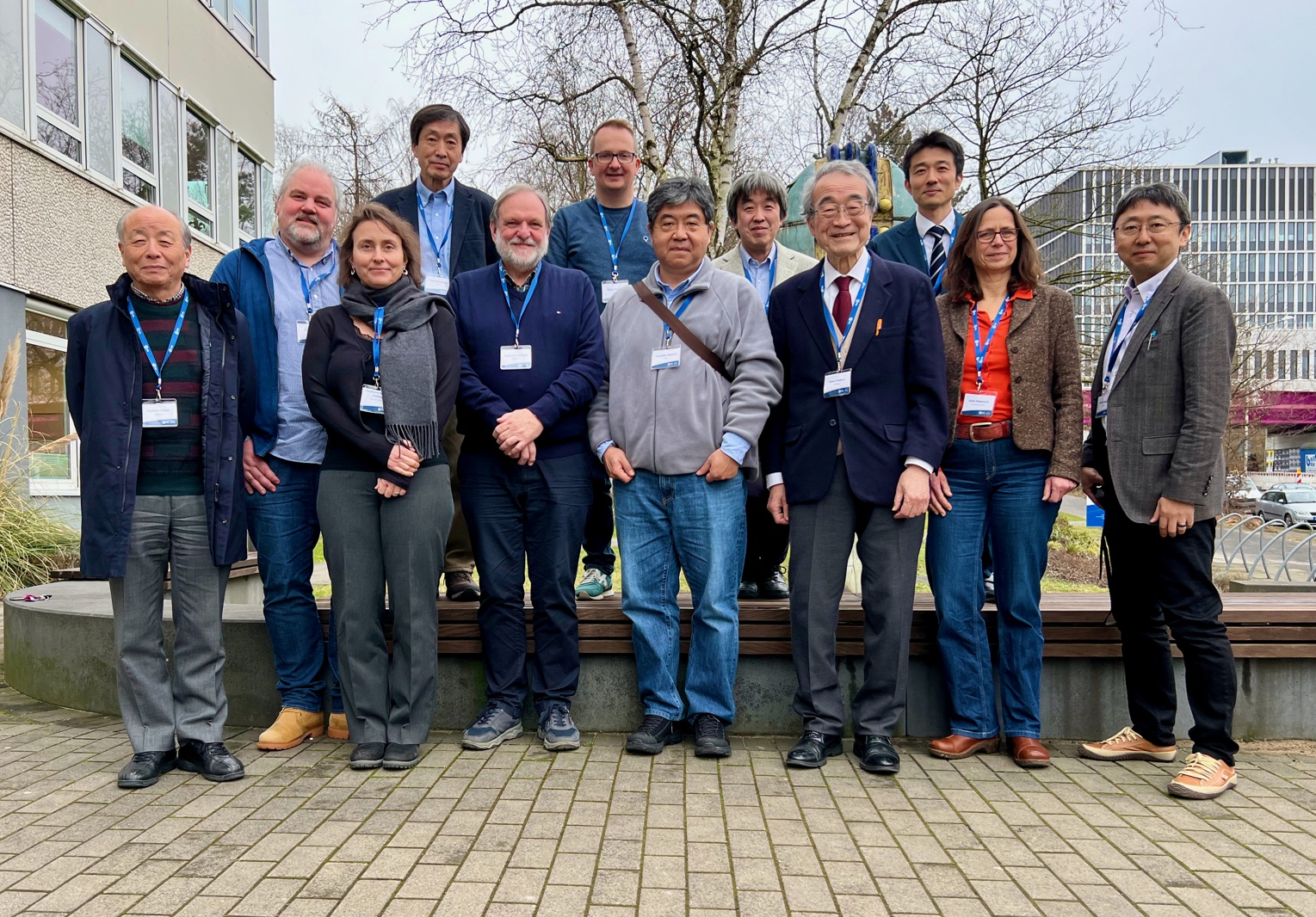Gruppenfoto der Delegation des Japan Science Olympiad Committee bei ihrem Besuch am IPN zusammen mit den Wettbewerbsleitungen der ScienceOlympiaden, der bundesweiten Mathematik- und Informatikwettbewerbe sowie der Deutschen Olympiade der Geowissenschaften.